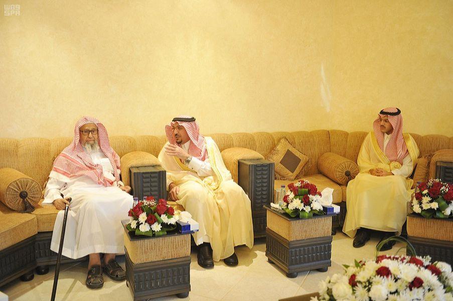 بالصور.. أمير القصيم يزور الشيخ الفوزان في منزله لتهنئته بعيد الفطر المبارك بالصور.. أمير القصيم يزور الشيخ الفوزان في منزله لتهنئته بعيد الفطر المبارك