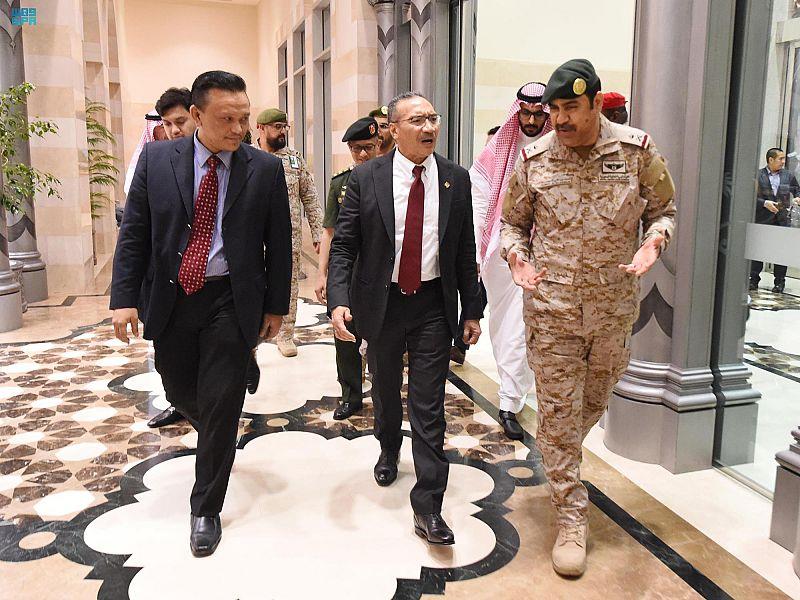  وزيرُ الدفاعِ الماليزي يغادرُ جدةَ