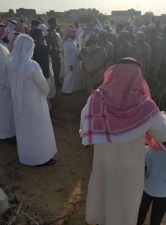 بالصور.. مسؤولون ومواطنون يشيعون جنازة الشهيد علي الحسني بالقنفذة