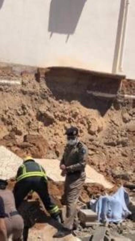 فرق الدفاع المدني أثناء انتشال العاملين فرق الدفاع المدني أثناء انتشال العاملين