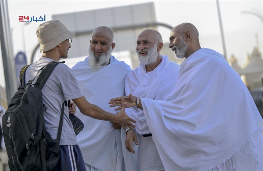 توافد الحجاج إلى مشعر منى لقضاء يوم التروية استعدادا للوقوف بعرفة غدا توافد الحجاج إلى مشعر منى لقضاء يوم التروية استعدادا للوقوف بعرفة غدا