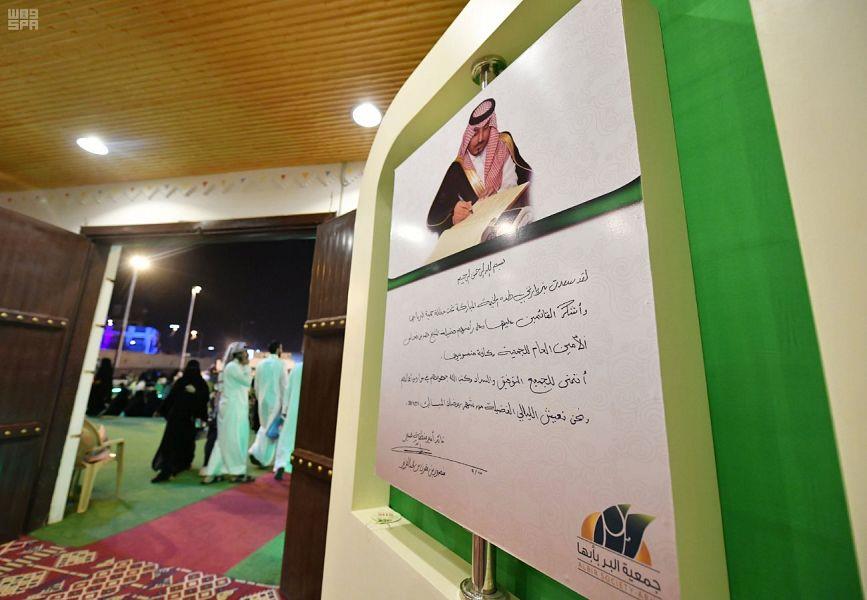 هذا ما كتبه أمير عسير على صورة الأمير منصور بن مقرن (صور)