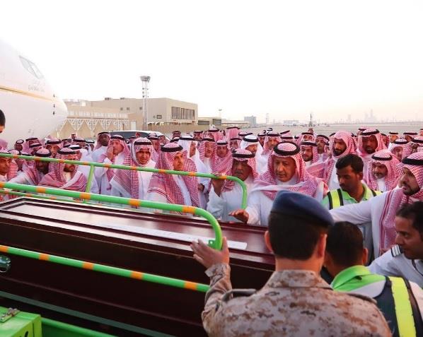 ‏شاهد.. وصول جثمان الأمير منصور للرياض.. ووالده الأمير مقرن في مقدمة مستقبليه