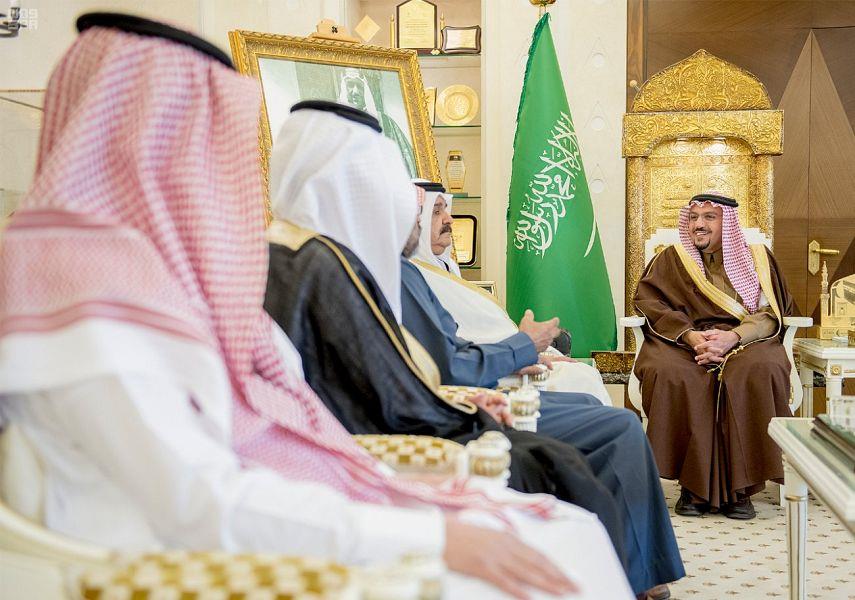 الأمير فيصل بن مشعل يستقبل الرحالة ناصر آل جار الله قبيل انطلاق رحلته مشياً على الأقدام الأمير فيصل بن مشعل يستقبل الرحالة ناصر آل جار الله قبيل انطلاق رحلته مشياً على الأقدام