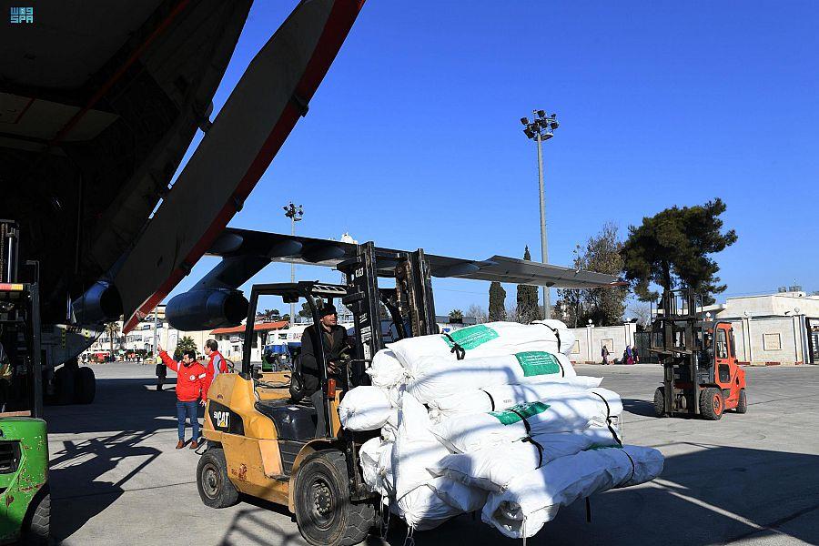 وصول الطائرة الإغاثية الثامنة إلى مطار حلب لمساعدة ضحايا الزلزال