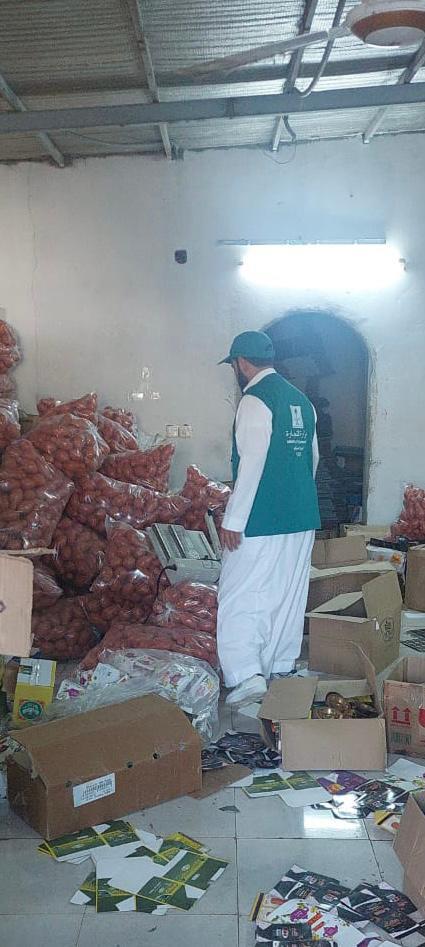 ضبط عمالة مخالفة زورت صلاحية 115 ألف منتج غذائي ومستحضر تجميلي 