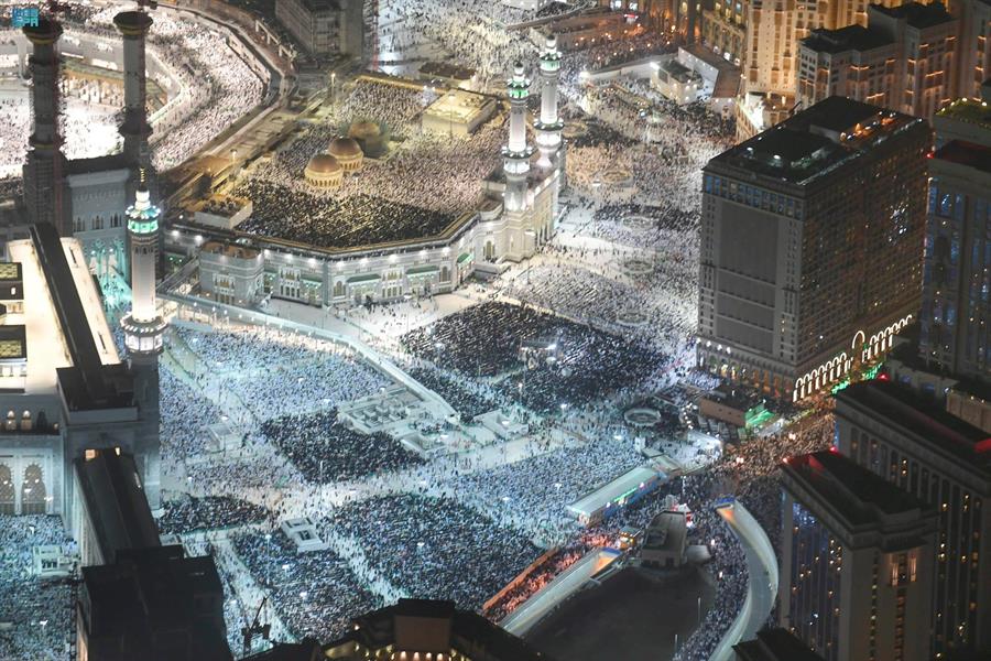 وسط أجواء إيمانية.. قاصدو المسجد الحرام والمسجد النبوي يشهدون ختم القرآن في ليلة 29 (صور) 