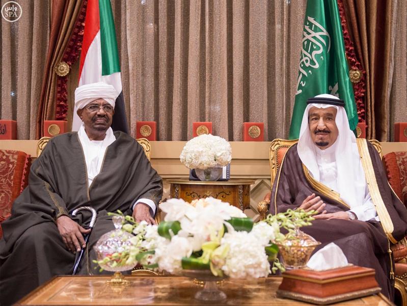 بالصور.. خادم الحرمين الشريفين يستقبل رئيس جمهورية السودان
