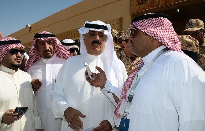 متعب بن عبدالله يعايد قوات الحرس الوطني في عرعر