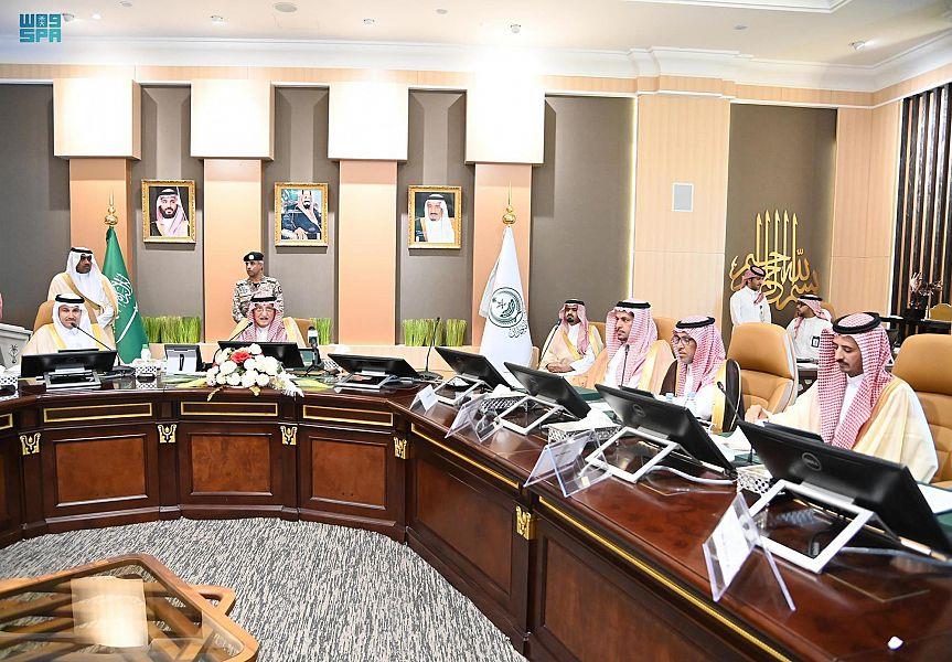 امير جازان يطلق المشاريع من مكتبه