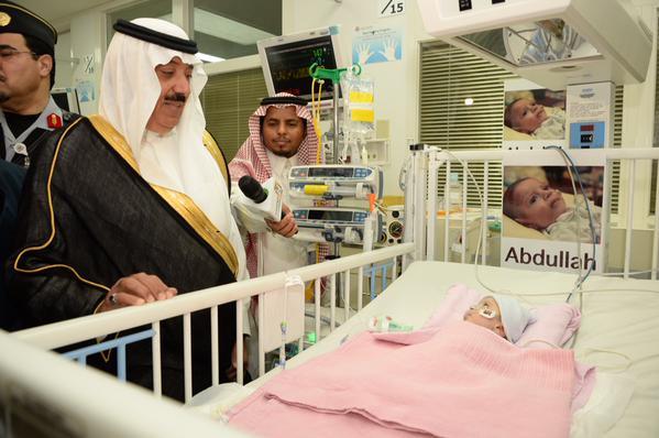 الامير متعب يزور التوأمين وطفل القريات