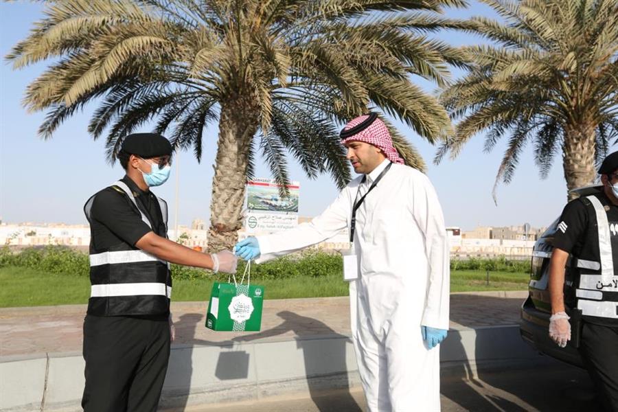 إمارة مكة توزع 30 ألف هدية معايدة على رجال الأمن والصحة بالمنطقة إمارة مكة توزع 30 ألف هدية معايدة على رجال الأمن والصحة بالمنطقة