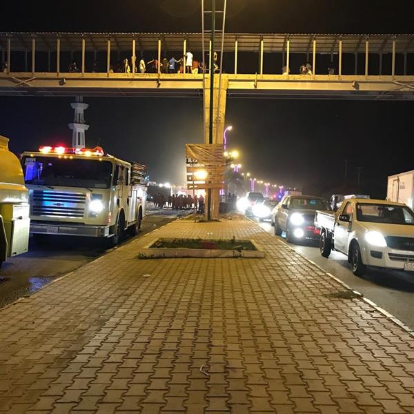 شاهد.. تجمهر عشرات الأطفال على جسر خَطِر تحت الإنشاء لمتابعة حادث انقلاب شاحنة في جازان