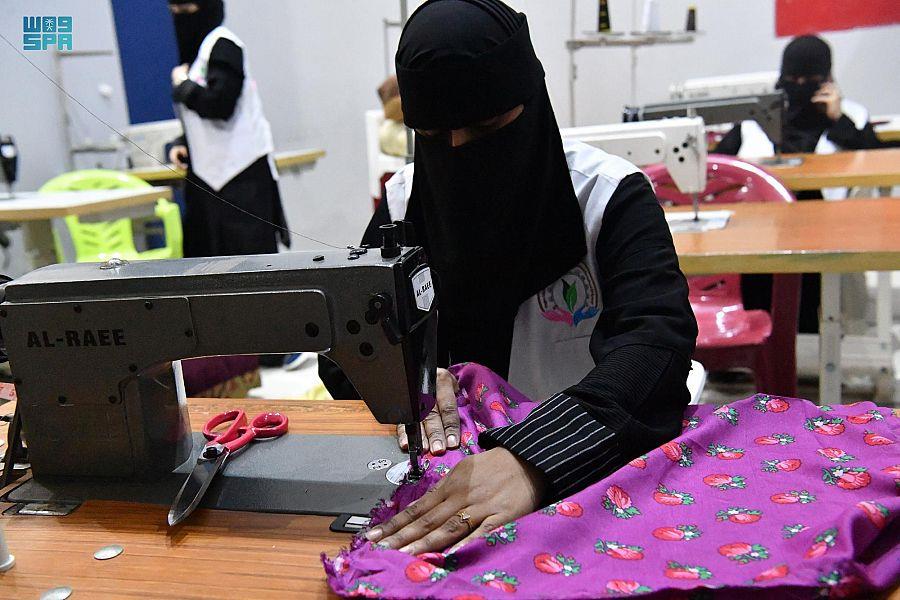 مواطنة تحول الألواح الخشبية إلى أعمال وتحف فنية منذ 50 عامًا 