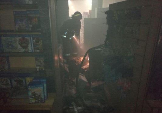 حريق كهربائي يلتهم محلا للجوالات في ينبع