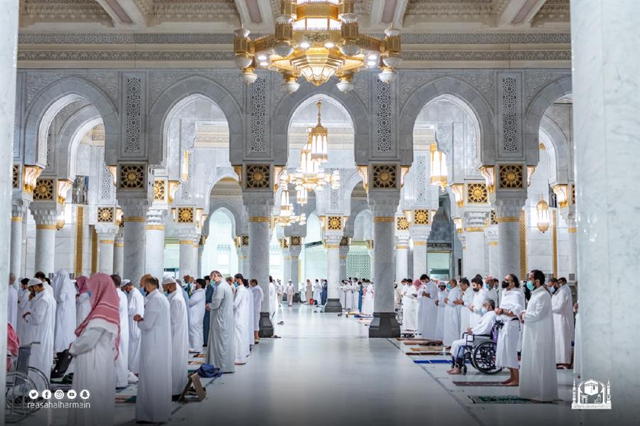 المصلون يشهدون ختم القرآن بالحرمين الشريفين وسط أجواء روحانية المصلون يشهدون ختم القرآن بالحرمين الشريفين وسط أجواء روحانية