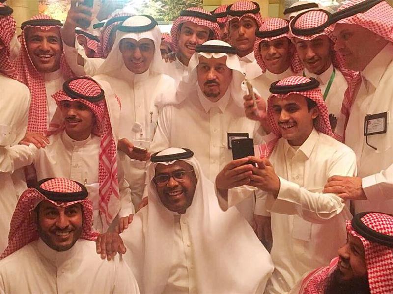 شاهد.. أمير الرياض يجلس بين الشباب بدلاً من مكانه المخصص له في الغداء المقام لملتقى شبابي