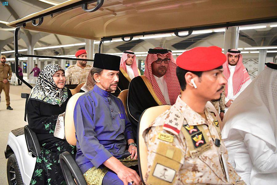 سلطان بروناي دار السلام يصل إلى المدينة المنورة