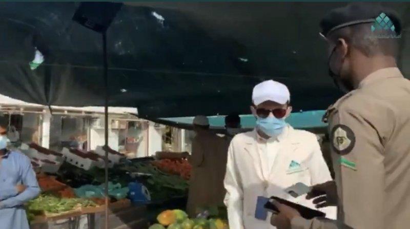 جولة مفاجئة ترصد عدم التقيُّد بلبس الكمامات في السوق الأسبوعي واليومي بـ