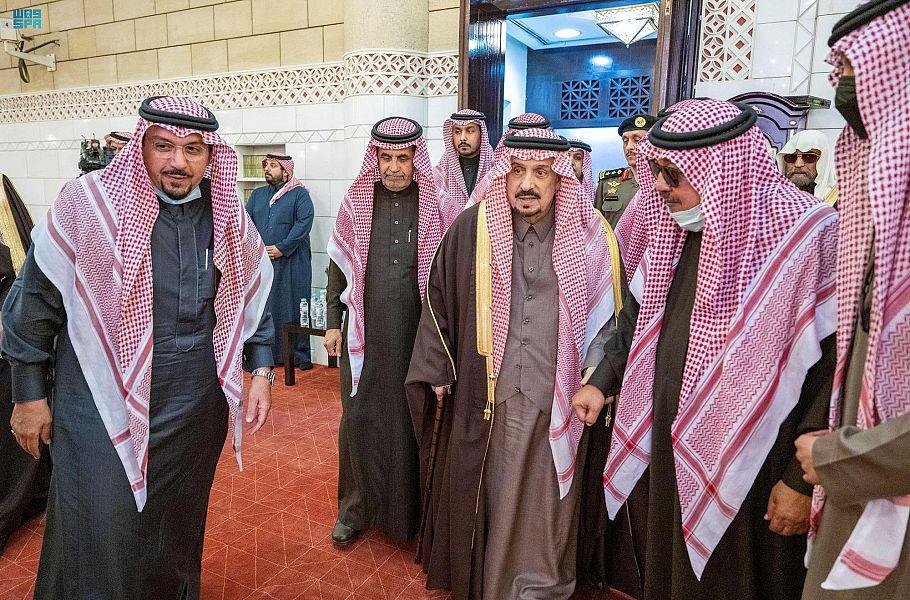 أمير الرياض يؤدي صلاة الميت على الأمير عبدالإله بن سعود 