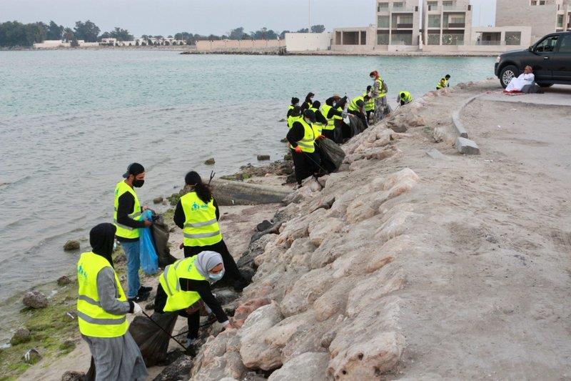 متطوعون ومتطوعات يشاركون في مبادرة بحر بلا بلاستيك