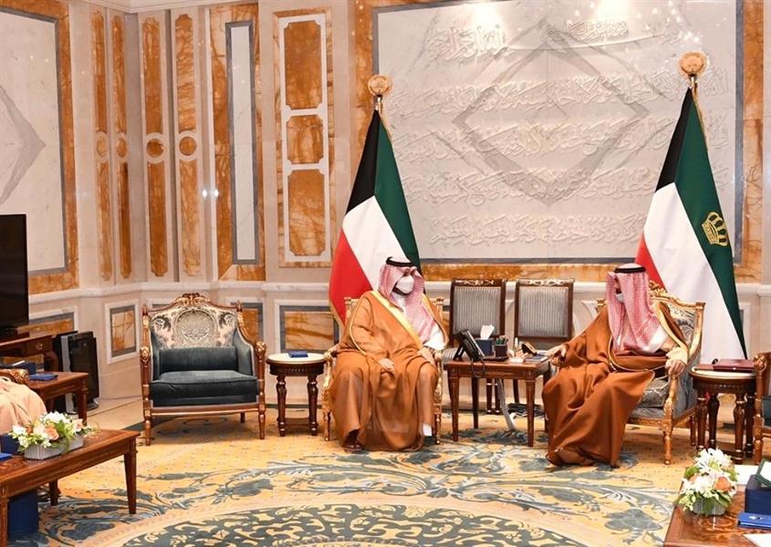 أمير الكويت وولي عهده يتلقيان رسالتين من خادم الحرمين وولي العهد حول العلاقات الثنائية