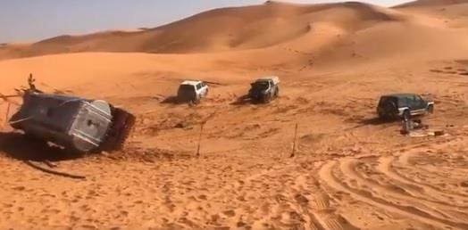  تعديل وضع صهريج مليء بالمياه بعد انقلابه في نفود الملحا