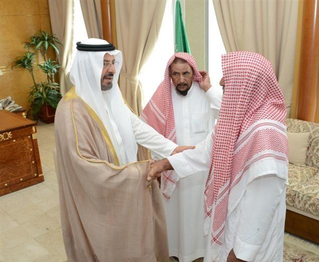 أمير منطقة حائل يستقبل والد قاتل ابن عمه بمحافظة الشملي