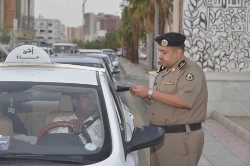 حملة مفاجئة لـ«مرور جدة» تضبط قائدي 700 سيارة أجرة مخالفة