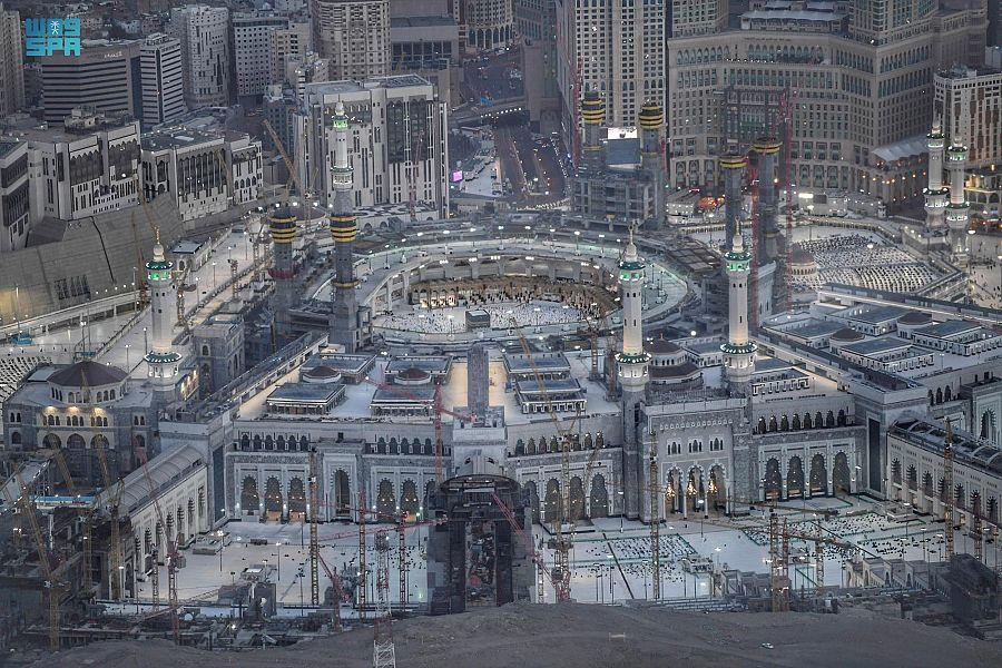 مشاهد مهيبة للحرم المكي وسط تحليق طيران الأمن فوقه  