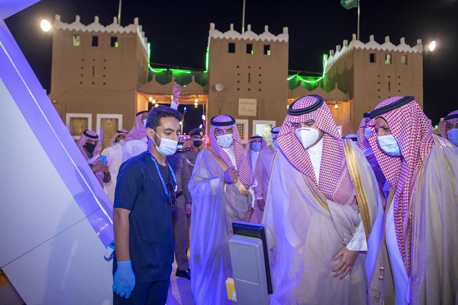  أمير الجوف يفتتح مهرجان أيام العسل بدومة الجندل بمشاركة 140 نحالاً  