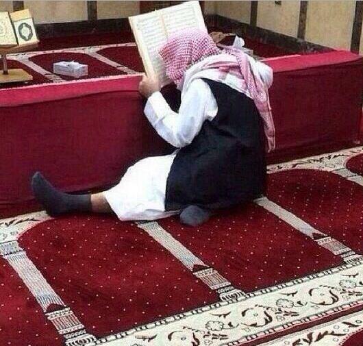 المسن وهو يقرا القران