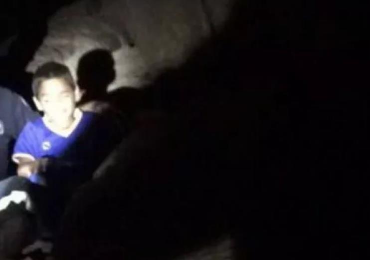 بالصور.. الدفاع المدني ينقذ طفلاً احتُجز فوق أحد جبال عفيف