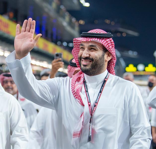  ردة فعل عفوية للأمير محمد بن سلمان خلال ترحيب الجمهور به في سباق "فورمولا1"