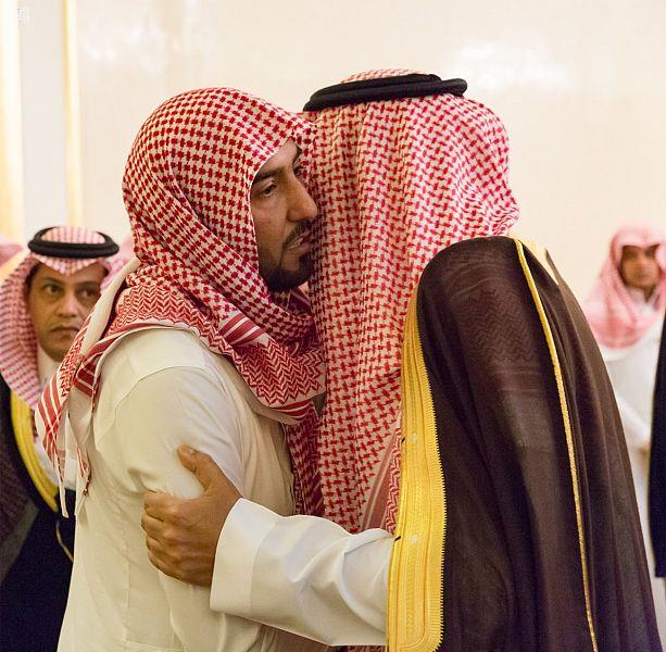 بالصور.. أمير الباحة يتقدم مستقبلي جثمان الشهيد بالصور.. أمير الباحة يتقدم مستقبلي جثمان الشهيد
