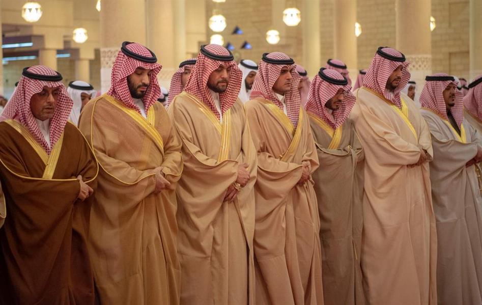 خادم الحرمين يؤدي صلاة الميت على الأمير طلال بن سعود 