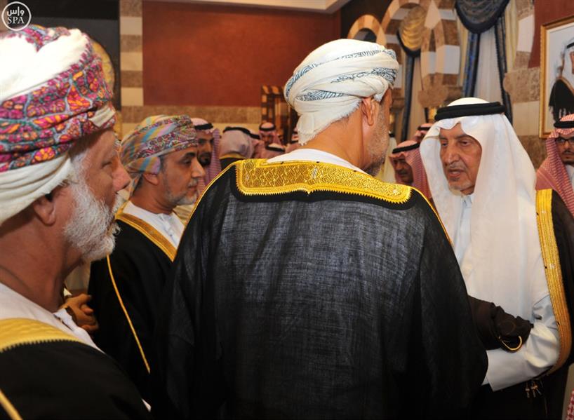 خالد الفيصل يستقبل بمنزله الأمير مقرن والمعزّين من أمراء ومسؤولين ومواطنين ووفود دول