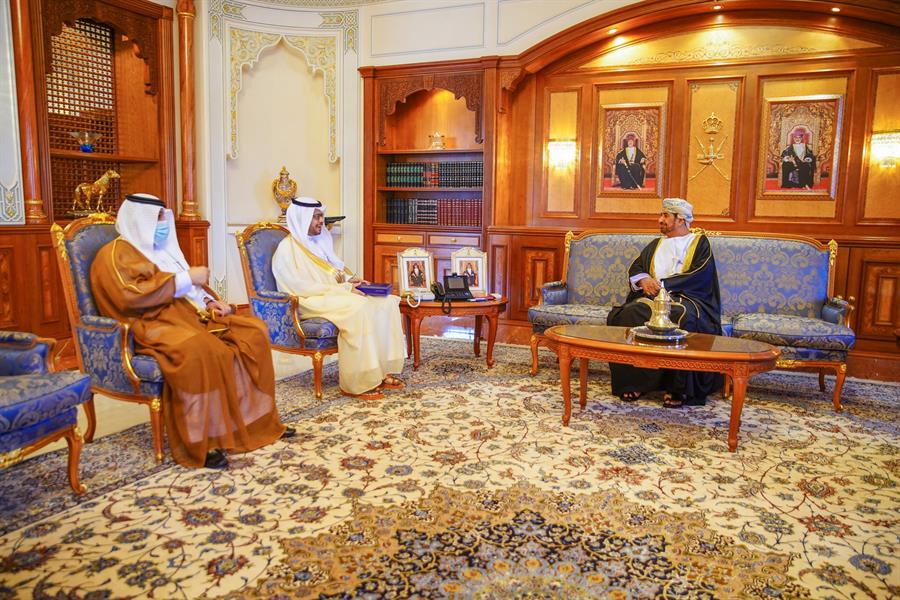 سلطان عُمان يمنح السفير السعودي وسام النعمان