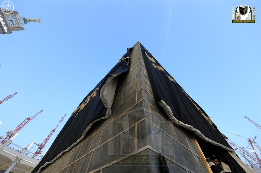 الكعبة المشرفة تكتسي حلتها الجديدة في يوم الوقوف بعرفة