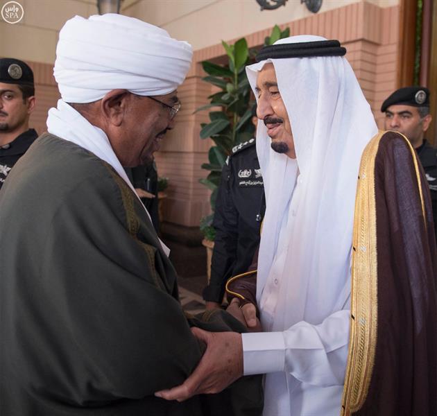 بالصور.. خادم الحرمين الشريفين يستقبل رئيس جمهورية السودان