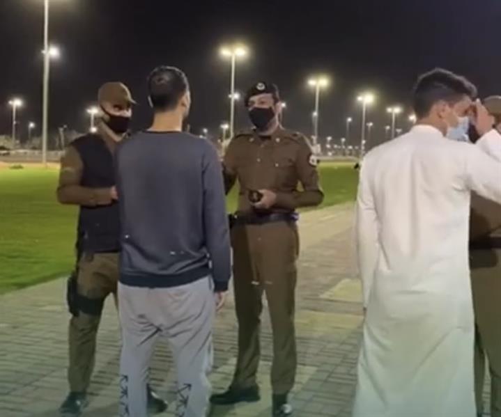 حملة ميدانية لشرطة حائل لمتابعة تطبيق لبس الكمامة في الأماكن العامة والأسواق 