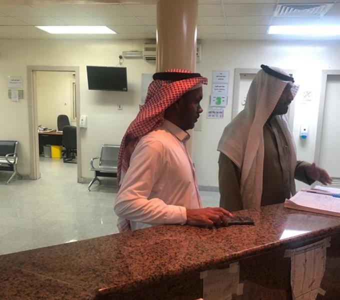 إعفاء قيادات صحية وإحالة عشرات الموظفين للتحقيق بعد جولات سرية لمدير 