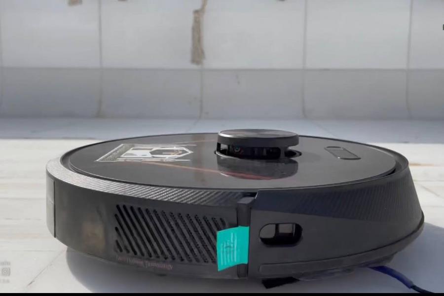 مكانس ذكية لتنظيف وتطهير سطح الكعبة المشرفة