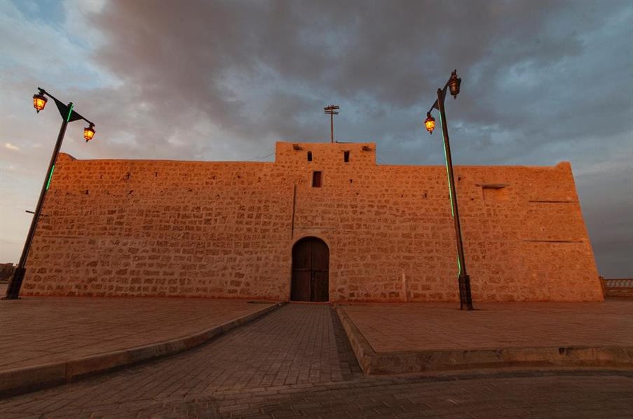 بلدة سعودية مبنية بالكامل من الطين وتطل على البحر الأحمر بلدة سعودية مبنية بالكامل من الطين وتطل على البحر الأحمر