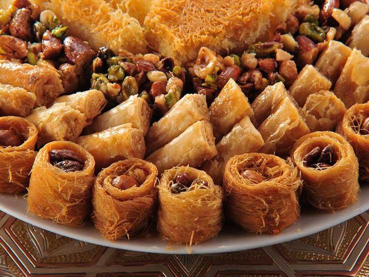 تناول الحلوى