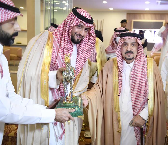 فيصل بن بندر يتوِّج الفائزين بكأس أمير منطقة الرياض لقفز الحواجز