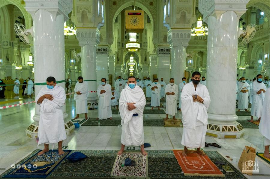 المصلون يشهدون ختم القرآن بالحرمين الشريفين وسط أجواء روحانية المصلون يشهدون ختم القرآن بالحرمين الشريفين وسط أجواء روحانية