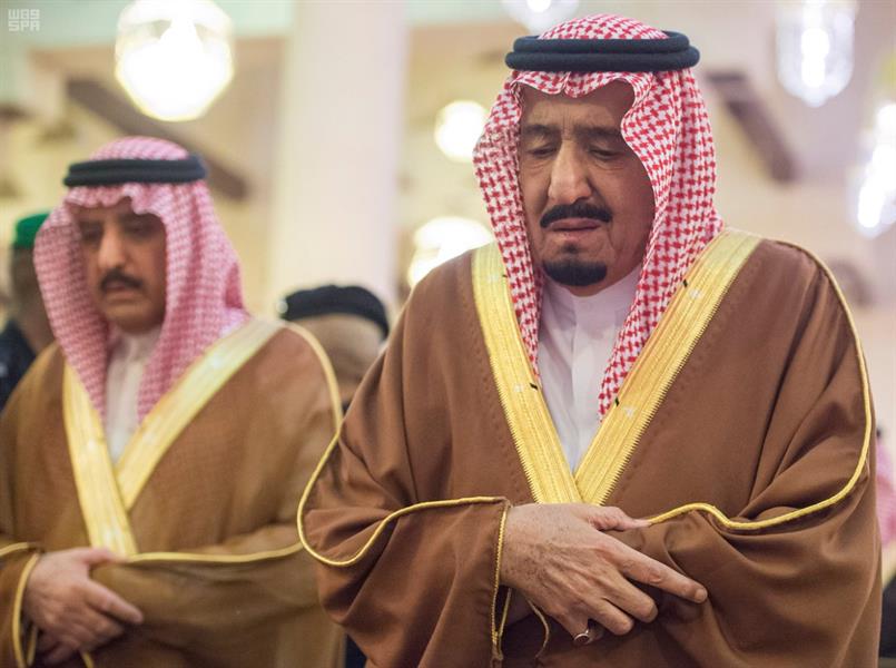 بالصور.. خادم الحرمين الشريفين يتقدم المصلين على الأمير تركي بن عبدالعزيز