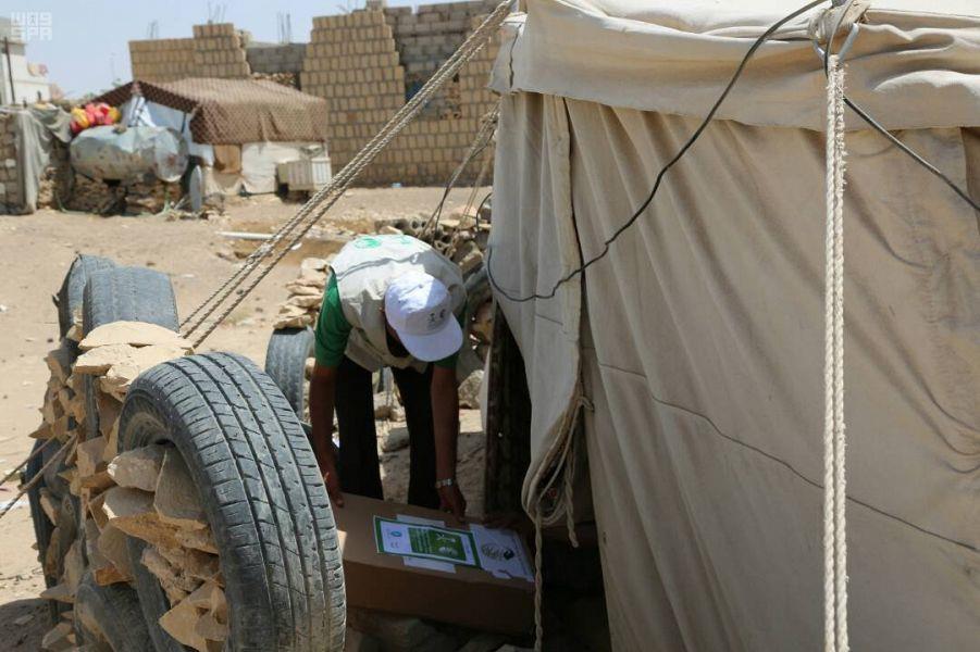 مركز الملك سلمان للإغاثة يوزع 9000 كرتون من اللحوم للنازحين في مديريتي مأرب والوادي بمحافظة مأرب مركز الملك سلمان للإغاثة يوزع 9000 كرتون من اللحوم للنازحين في مديريتي مأرب والوادي بمحافظة مأرب