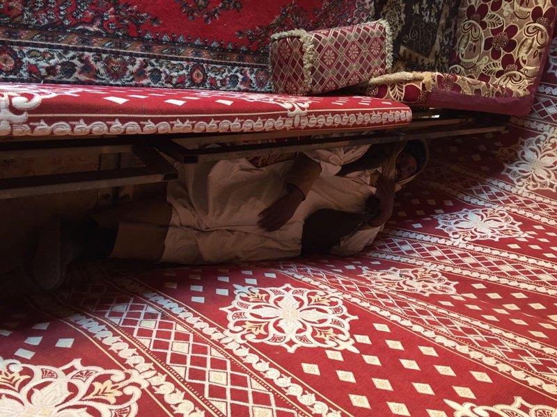 بالصور.. مخالفون يلجأون للاختباء بطرق بدائية من مفتشي 